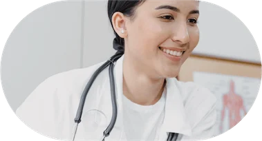 Улыбающаяся врач со стетоскопом на шее. На ней белый халат, создающий впечатление профессионализма и заботы. На заднем плане — медицинская карта.