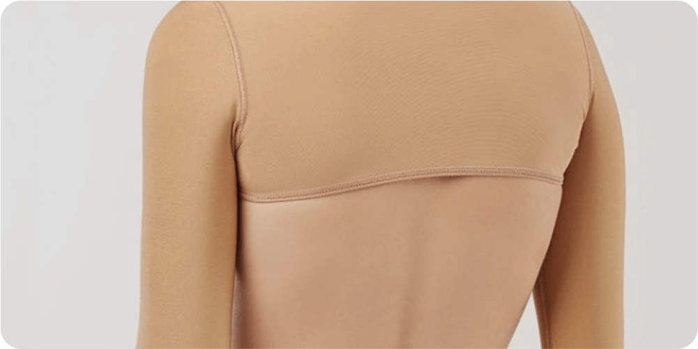 Крупный план женщины в светло-коричневом топе с длинными рукавами и открытой спиной. Гладкая ткань контрастирует с кожей, создавая элегантный, современный образ.